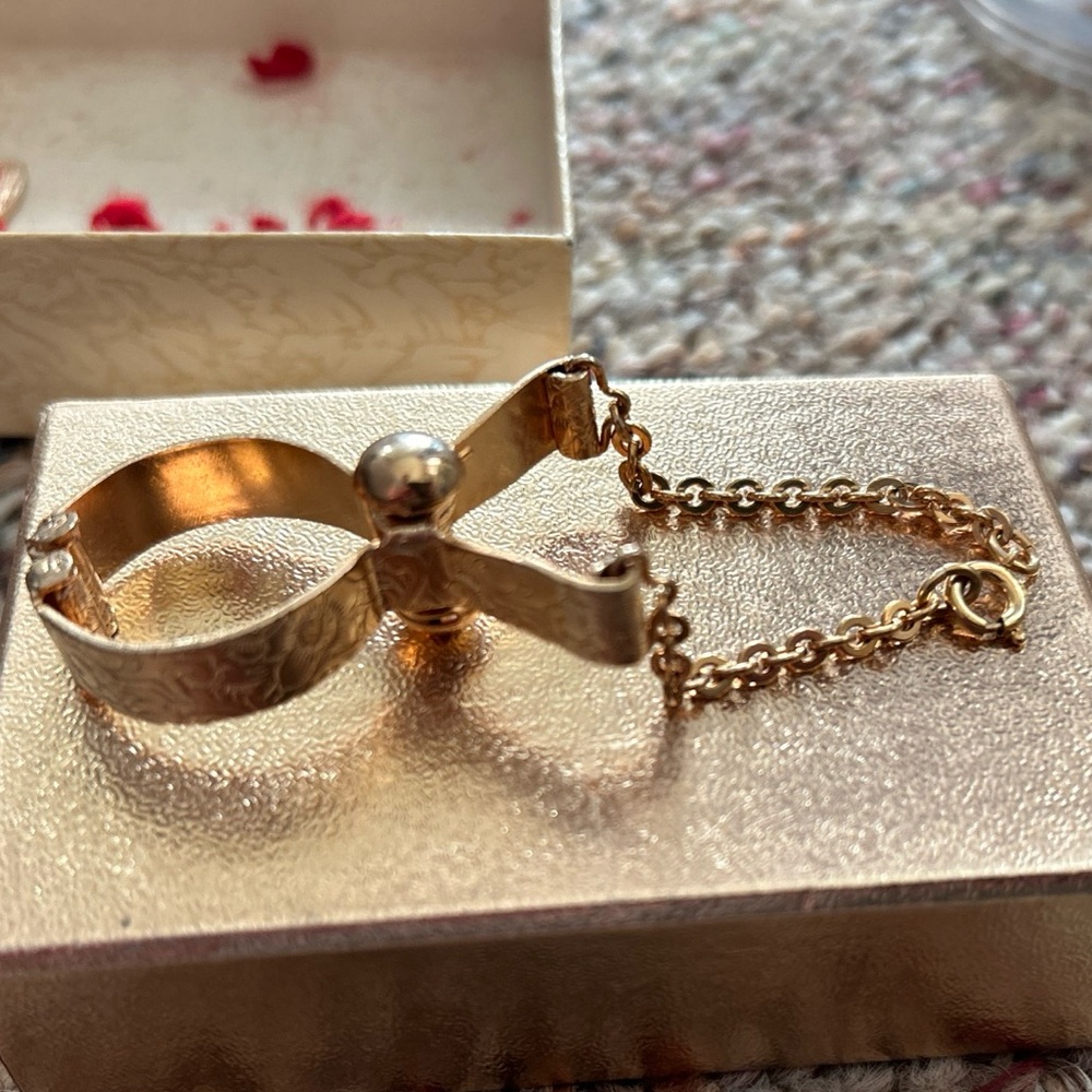 Vintage gold toned glove clip